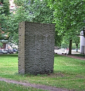 Rueckriem-1983-Monument_fuer_die_Deportierten-Hamburg.jpg