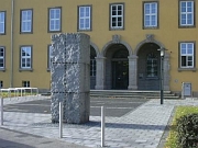 Rueckriem-1988-Granit_gespalten-Dueren-Amtsgericht.jpg